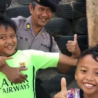 Ini sosok polisi kocak dan jago lempar berbagai benda ke target yang berada di balik video viral ‘Masuk Pak Eko’. (Instagram)