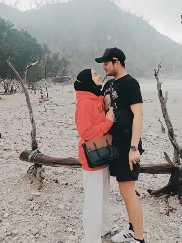 Romantis, Ini 6 Potret Aryani Fitriana dan Donny Michael Liburan di Kawah Putih
