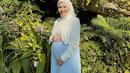 Lewat media sosial Instagramnya, Kesha Ratuliu membagikan foto dengan kenakan baju putih dan rok besar berwarna biru dipadukan dengan hijab warna putih yang terlihat cantik. Terlebih, istri Adhi Permana ini pancarkan pesona kecantikan bumil yang kini mengandung anak keduanya.
(Liputan6.com/IG/@kesharatuliu05)