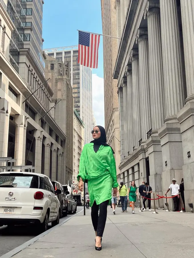 8 Potret Stylist Olla Ramlan Selama di Amerika Serikat, Pancarkan Pesona Sosialita New York