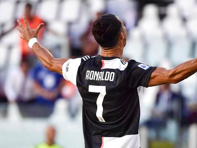 Striker Juventus, Cristiano Ronaldo, melakukan selebrasi usai mencetak gol ke gawang Torino pada laga Serie A di Stadion Allianz, Turin, Sabtu (4/6/2020). Juventus menang 4-1 atas Torino. (AP/Marco Alpozzi)