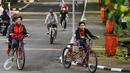 Warga bersepeda di sekitar kawasan Kebun Binatang Ragunan, Jakarta, Minggu (9/10). Kawasan KBR menjadi salah satu lokasi alternatif warga Jakarta untuk berolahraga pada Minggu pagi. (Liputan6.com/Helmi Fithriansyah)