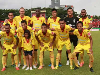 Skuat Sriwijaya FC berfoto bersama jelang pertandingan melawan tuan rumah PSM Makassar. (Liga Indonesia)