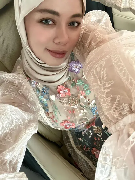 Potret selfie diambil dari atas memperlihatkan cantiknya Sohwa Halilintar pakai baju lace bernuansa cokelat yang bisa jadi inspirasi untuk ke kondangan.  [Foto: Instagram/sohwahalilintar]