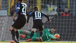 Kiper  Inter Milan, Samir Handanovic gagal menghalau bola  sehingga terjadi gol yang dicetak rekannya  Jeison Murillo pada lanjutan Liga Italia Serie A di Stadion Atleti Azzurri, Bergamo, Sabtu (16/1/2016). ( EPA/Paolo Magni)