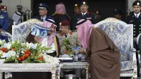 Pangeran Khaled (kanan) berbincang dengan Raja Salman (kiri- yang tengah memegang kertas)  (Dokumentasi VOA) 