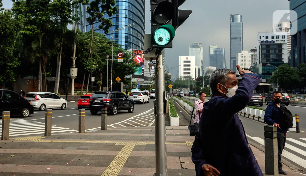Memasuki masa endemi ini, Jokowi mengingatkan masyarakat untuk tetap berhati-hati serta terus menjalankan perilaku hidup sehat dan bersih. Lebih lanjut, Jokowi berharap keputusan pencabutan ini dapat meningkatkan geliat perekonomian di Tanah Air. (Liputan6.com/Johan Tallo)