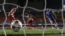 Arda Turan (Atletico Madrid - tengah) mencetak gol ketiga ke gawang Chelsea saat laga kedua semifinal Liga Champions di Stamford Bridge, London (1/5/2014). (REUTERS/Stefan Wermuth)