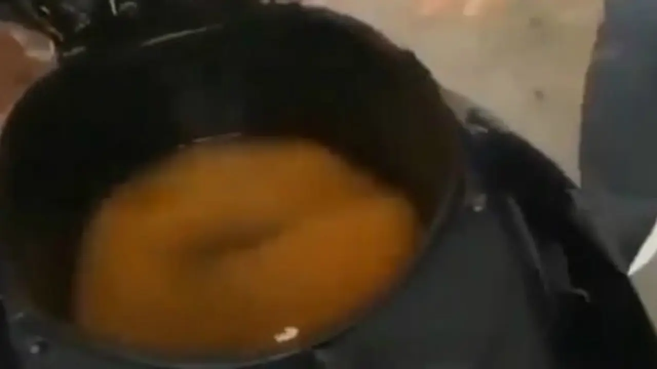 Jualan minuman di bagasi motor