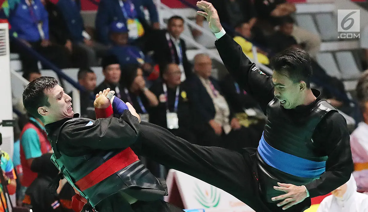 Pesilat Indonesia, Rusdana Amri saat bertarung melawan Pesilat Uzbekistan, Saidov Nurulla di Arena Pendopo Pencak Silat TMII, Jakarta, Kamis (23/8). Pesilat Rusdana Amri unggul dengan skor 5-0 di kelas 70-75 kg. (Liputan6.com/Fery Pradolo)