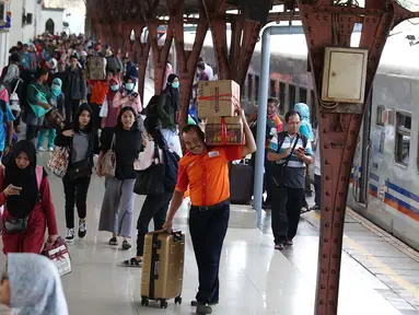 Penumpang kereta api Senja Utama tiba di Stasiun Pasar Senen, Jakarta Pusat, Sabtu (23/6). Pihak KAI memperkirakan arus balik Idul Fitri 1439 Hijriyah masih akan berlangsung hingga tanggal 26 Juni mendatang. (Liputan6.com/Immanuel Antonius)