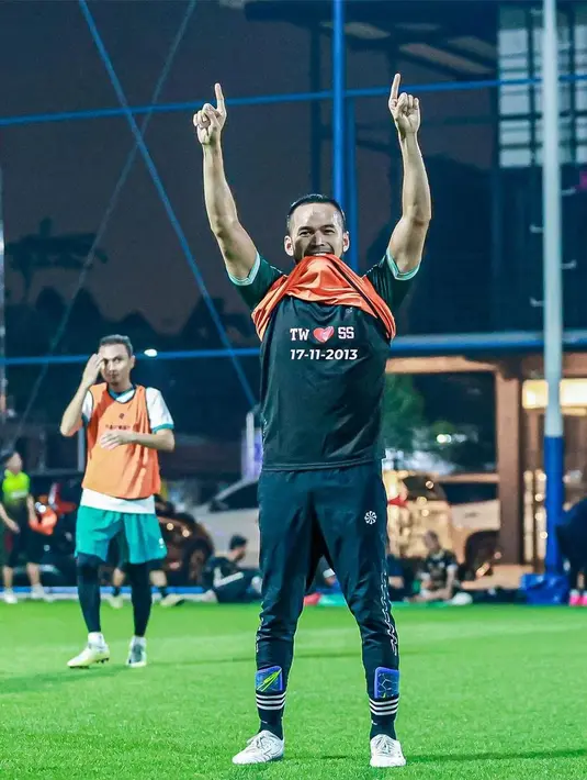 <p>Selebrasi bucin tersebut ditiru oleh Teuku Wisnu. Melalui akun instagramnya, Teuku Wisnu membagikan momen bucin. Di kaosnya ditulis inisial namanya dan sang istri serta tanggal pernikahannya. [Instagram/teukuwisnu]</p>