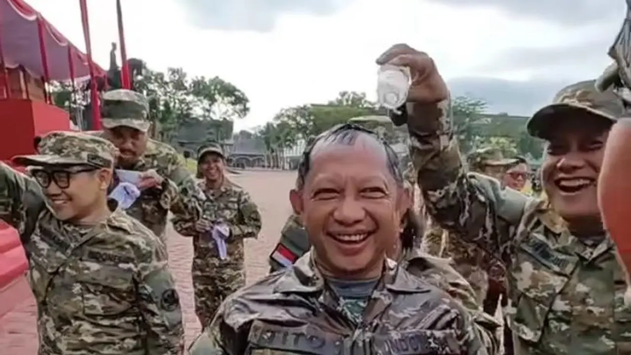 Menteri Dalam Negeri Tito Karnavian disiram air hingga basah kuyup karena ulang tahun. (Instagram Ida Bagoes Oka).