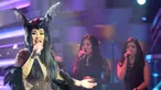 Dengan rambut terurau dan hiasan kepala bewarna hitam yang nampak seperti tanduk, Titi DJ menyanyi dalam konser "A Night with Judika" di Studio Sepat, Jakarta pada tahun 2015 silam. (Kapanlagi/Bambang E Ros)
