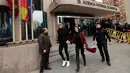 Pemain Juventus Cristiano Ronaldo menggandeng kekasihnya Georgina Rodriguez saat meninggalkan pengadilan di Kota Madrid, Spanyol, Selasa (22/1). Ronaldo melemparkan senyum kepada para jurnalis yang menantinya. (AP Photo/Manu Fernandez)