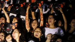 Sejumlah wanita melakukan aksi protes di pusat kota Lima , Peru , 15 Maret 2016. Keiko Fujimori merupakan anak Alberto Fujimori yang saat ini mendekam di penjara. (REUTERS / Guadalupe Pardo)