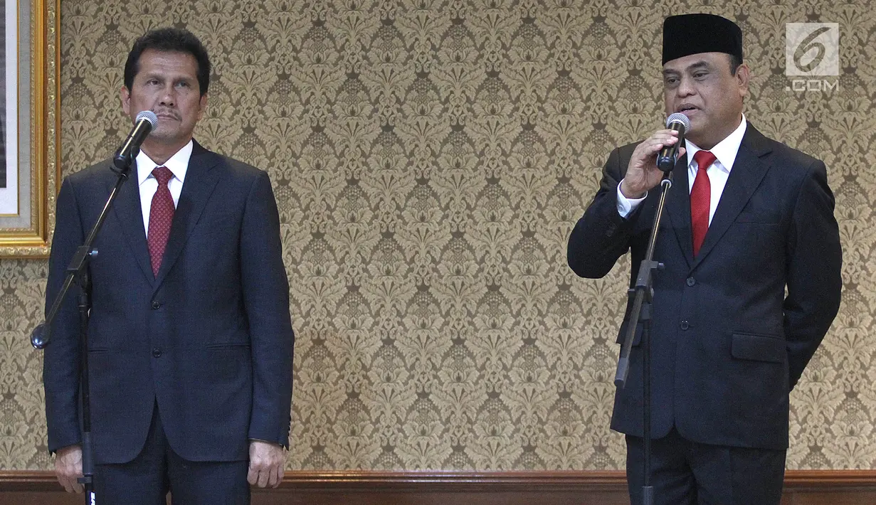 Mantan MenPAN RB Asman Abnur dan MenPAN RB yang baru Komjend Pol Syafruddin saat sertijab di Kantor Kementerian PANRB, Jakarta, Rabu (15/8). (Liputan6.com/Fery Pradolo)
