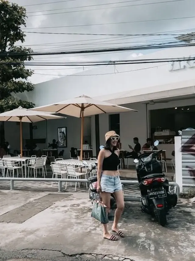 Gaya Hot Mom Carissa Putri Saat Berlibur di Bali, credit: Instagram @carissa_puteri.