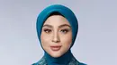 Wajahnya dipoles blush on coral, lipstik nude shining. Matanya dirias eye shadow coklat shimmer dengan bulu mata lentiknya. [@aldiphotoofficial]