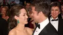 Seperti yang terlihat pada foto ini, senyum bahagia yang terpancar dari keduanya menjadi bukti bahwa ikatan cinta sangat kuat di antara keduanya. Pitt dan Jolie pun juga saling bertatapan penuh sayang saat itu. (AFP/Jason Merritt)
