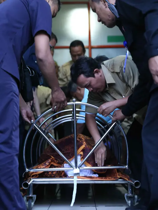 Selain keluarga dan warga setempat, Bopak Castelo pun turut membantu penyambutan jenazah almarhum yang rencanakan dikebumikan hari ini. Bopak mengatakan, menurut informasi, jenazah Budi akan dimakamkan dekat dengan pusara ibunya. (Nurwahyunan/Bintang.com)