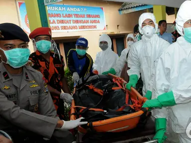 Tiga jenazah korban AirAsia QZ8501 tiba di RSUD Imanuddin dari Lanud Iskandar, Pangkalan Bun, Kalteng, Senin (5/1/2015). (Liputan6.com/Herman Zakharia)