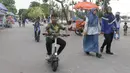 Anak-anak juga antusias bersepeda di sekitar Pantai Lagoon, Taman Impian Jaya Ancol. (Liputan6.com/Herman Zakharia)