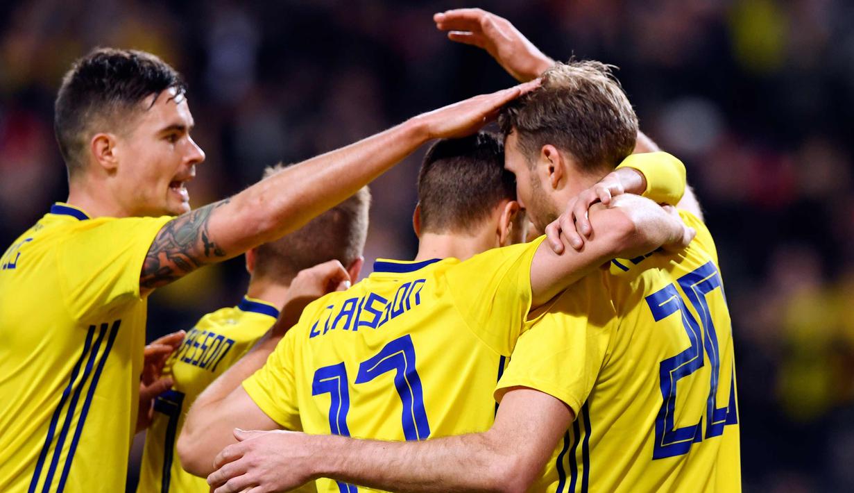 Gelandang Swedia, Ola Toivonen (kanan) melakukan selebrasi dengan rekannya usai mencetak gol ke gawang Chile pada pertandingan persahabatan internasional di Friends Arena, Stockholm, (24/3). Chile menang 2-1. (Anders Wiklund/TT via AP)