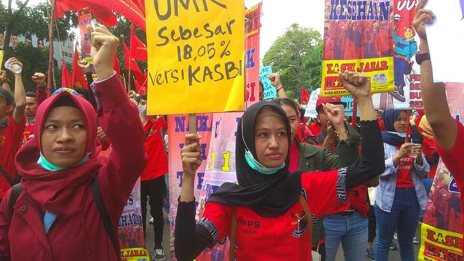 Buruh dari Konfederasi Aksi Serikat Buruh Indonesia (KASBI) berunjuk rasa mendesak Gubernur Ridwan Kamil agar segera menetapkan besaran upah minimum kota (UMK) tahun 2020, Bandung, Rabu, 20 November 2019. (Lipuan6.com/Arie Nugraha)