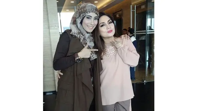 7 Gaya Hijab Inka Christie, Lady Rocker yang Memesona