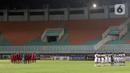 Pemain Timnas U-17 Indonesia dan Uni Emirat Arab mengheningkan cipta sejenak untuk korban meninggal pada kerusuhan yang terjadi di Kanjuruhan sesaat sebelum memulai laga Kualifikasi Grup C Piala Asia U-17 2023 di Stadion Pakansari, Kab. Bogor, Jawa Barat, Rabu (5/10/2022). (Liputan6.com/Helmi Fithriansyah)