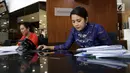Dua tenaga administrasi kenakan baju kebaya saat peringati Hari Kartini di RS Siloam TB Simatupang, Jakarta, Sabtu (21/4). Kegiatan ini untuk mengenang jasa-jasa Kartini sebagai sosok pejuang wanita. (Liputan6.com/Fery Pradolo)