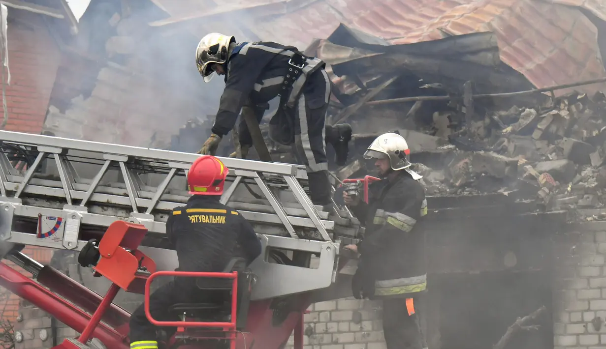 Kepala administrasi militer kota Kyiv, Tymur Tkachenko mengatakan ada lebih dari selusin pesawat nirawak berada di wilayah udara di sekitar ibu kota Ukraina itu pada Minggu (25/5/2025) dini hari. (Sergei SUPINSKY/AFP)