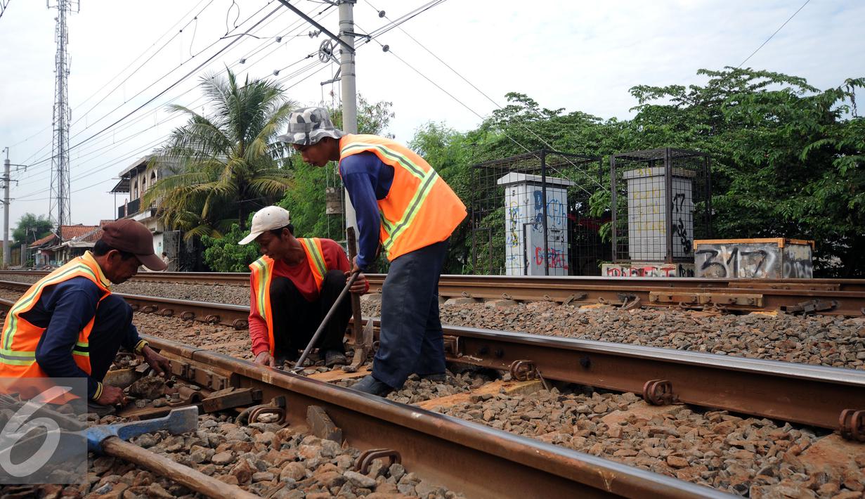 Pekerja memperbaiki kondisi rel yang ada di dekat longsoran tanah di Citayam, Bogor, Rabu (25/11/2015). Sebelumnya, Selasa (24/11) tanah di sekitar rel KM 38 dan 39 mengalami longsor. (Liputan6.com/Helmi Fithriansyah)