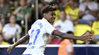 Pemain Barcelona, Lamine Yamal, merayakan gol ke gawang Villarreal pada laga Liga Spanyol 2023/2024 di Stadion La Ceramica, Minggu (27/8/2023). Barca menang dengan skor 4-3. (AFP/Javier Soriano)