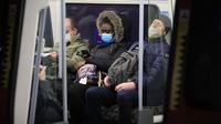 Orang-orang yang mengenakan masker terlihat dalam kereta metro di London, Inggris, 21 Oktober 2020. Data resmi pada 21 Oktober 2020 menunjukkan Inggris mencatatkan penambahan 26.688 kasus COVID-19, penambahan kasus harian tertinggi sejak pandemi. (Xinhua/Tim Ireland)