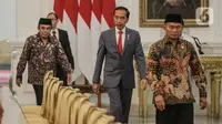 Presiden Joko Widodo (tengah) didampingi sejumlah menteri Kabinet Indonesia Maju menerima Sekretariat Jenderal Rabithah Al Alam Al Islami (World Muslim League), Sheikh Mohammed bin Abdulkarim Al Issa, di Istana Merdeka, Jakarta Pusat, Rabu (26/2/2020). (Liputan6.com/Faizal Fanani)