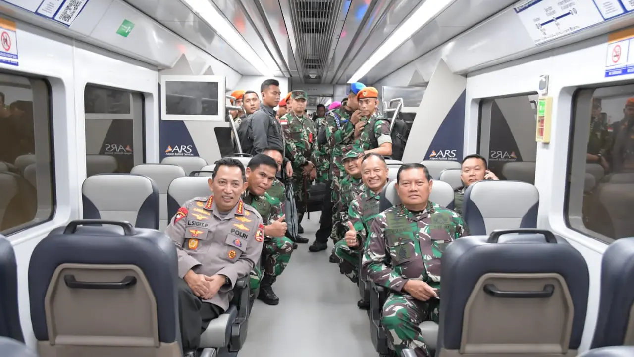 Kapolri dan Panglima TNI Naik Kereta Bareng di Medan