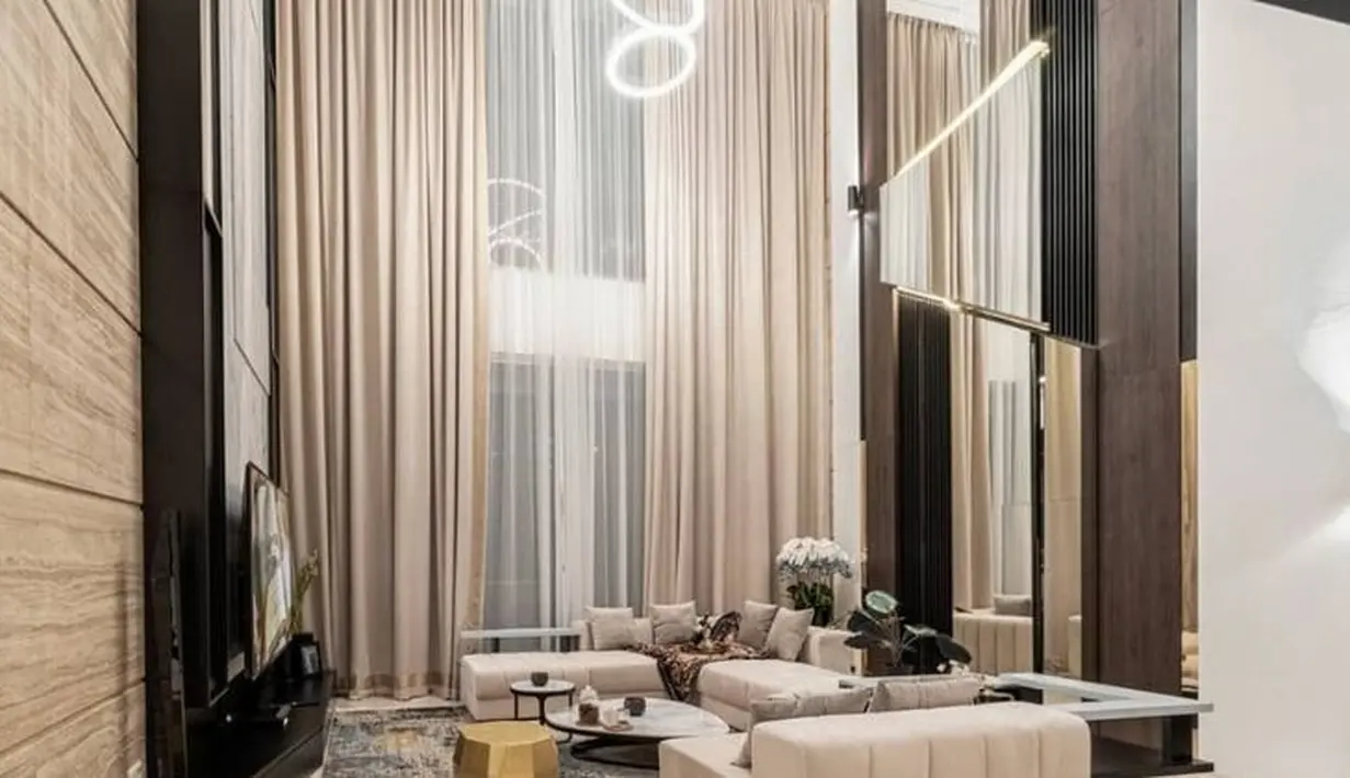 Jendela dan plafonnya dibuat tinggi untuk sirkulasi udara yang lebih optimal. [Instagram/konars.design]