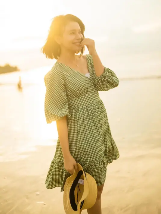 Baru-baru ini Rossa tampil curi perhatian saat liburan di pantai. Tampil dalam pemotretan saat senja, penampilannya dipuji bak ABG oleh para penggemar. Banyak seleb pun memuji penampilannya yang menggemaskan. (Liputan6.com/IG/@itsrossa910)