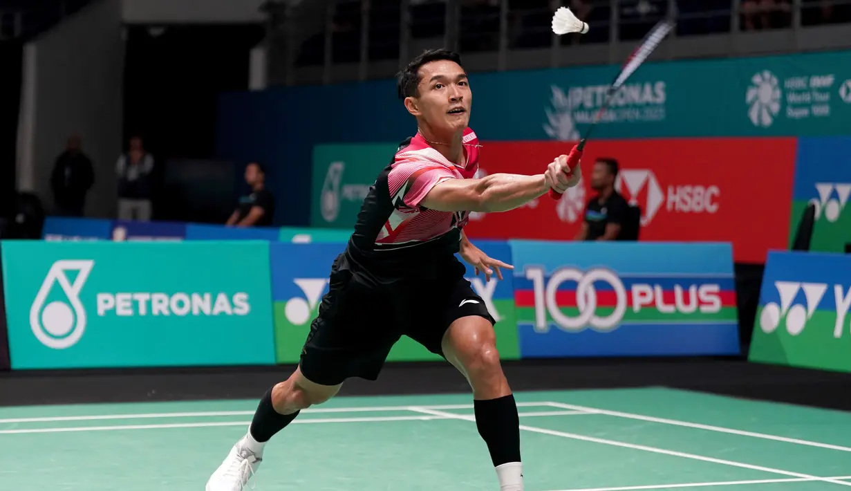 Jonatan Christie saat melawan Kenta Nishimoto pada pertandingan bulu tangkis tunggal putra Malaysia Open 2023 di Bukit Jalil Axiata Arena, Kuala Lumpur, Malaysia, Kamis (12/1/2023). Jonathan Christie kalah dua gim langsung dari Kenta Nishimoto dengan skor 15-21 dan 17-21. (AP Photo/Kien Huo)