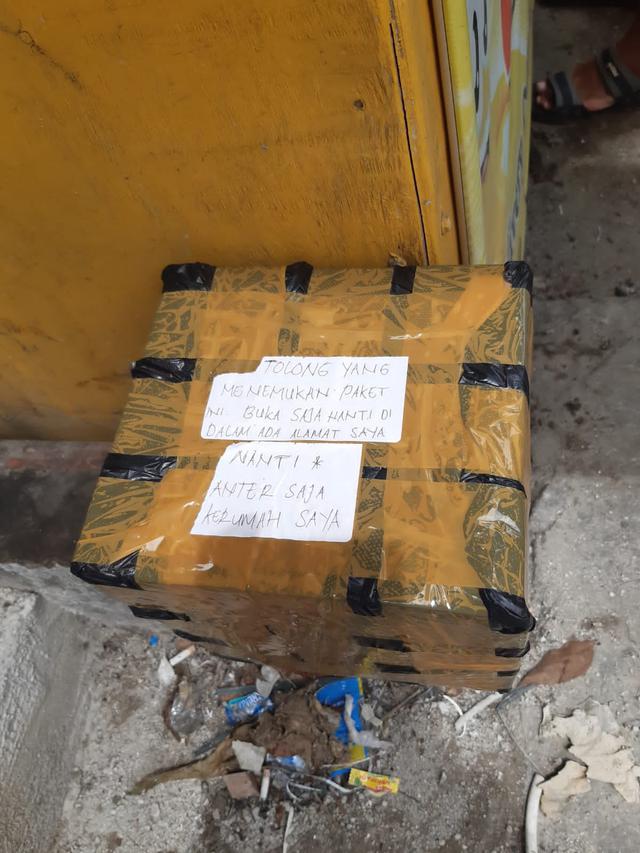 Paket mencurigakan gegerkan warga di Jalan Raya Prepedan, Kalideres, Jakarta Barat