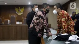 Mantan penyidik KPK, Stepanus Robin Pattuju (kedua kiri) usai sidang pembacaan putusan di Pengadilan Tipikor Jakarta, Rabu (12/1/2022). Stepanus Robin Pattuju divonis 11 tahun penjara dan denda Rp 500 juta terkait kasus suap penanganan sejumlah kasus korupsi di KPK. (Liputan6.com/Helmi Fithriansyah)