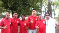 Pelatih anyar PSM Makassar, Luciano Leandro berfoto bersama tiga pemain anyar asal Brasil setelah tiba di Makassar, Minggu (7/2/2016). (Bola.com/Ahmad Latando)