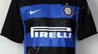 Inter mengandalkan jersey bermotif garis horizontal.