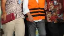 Direktur Utama PT Melati Technofo Indonesia (MTI), Fahmi Darmawansyah dikawal menuju ke mobil tahanan usai menjalani pemeriksaan di Gedung KPK, Jakarta, Jumat (23/12). (Liputan6.com/Helmi Affandi)