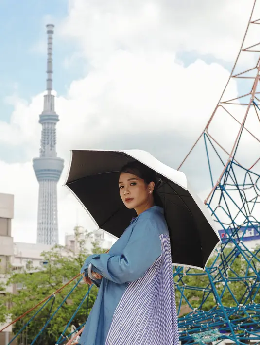 <p>Aksen pleats khas IKYK juga tertuang dalam beberapa busana yang menambah keistimewaan tampilan. Tak hanya itu, semua busana diperuntukkan bagi semua bentuk tubuh dengan potongan longgar ya nyaman. [Foto dok: IKYK X NAGITASLAVINA.]</p>