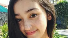 Pemeran Luna kecil di serial Heart Series ini tak merasa malu saat pamer wajah naturalnya. Ya, efek kulit terlalu terang membuat freckles muncul di wajah Ranty Maria. Meski begitu, Ranty Maria tetap percaya diri dan dipuji banyak warganet karena cantik natural. (Liputan6.com/IG/rantymaria)