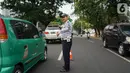 Petugas Dishub Jakarta Selatan mengatur lalu lintas di Jalan Kemang Raya, Jakarta, Selasa (29/10/2019). Sudin Perhubungan Jaksel melakukan rekayasa lalu lintas sistem dua lajur dan satu lajur di Jalan Kemang Raya bertujuan untuk mengurai kepadatan kendaraan. (Liputan6.com/Immanuel Antonius)