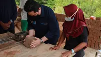 Menteri BUMN Erick Thohir kembali mengunjungi nasabah PNM Mekaar, pengrajin batu bata di  Kabupaten Ogan Komering Ulu (dok: humas)